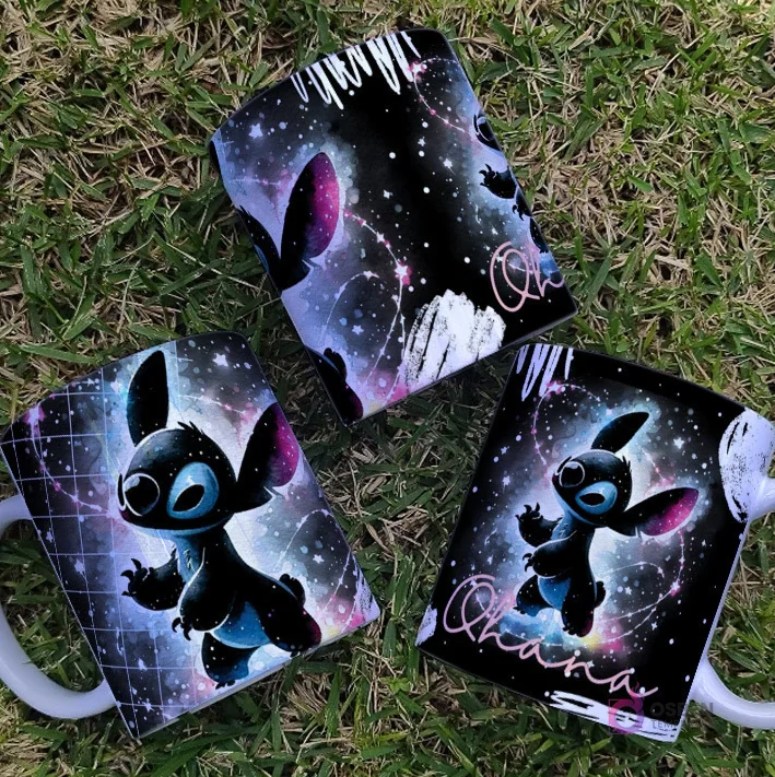 Tazas con diseños de Stitch Black Galaxia, resaltando a Stitch de pie en un patrón de estrellas y fondo morado/azul, ideal para sublimación.