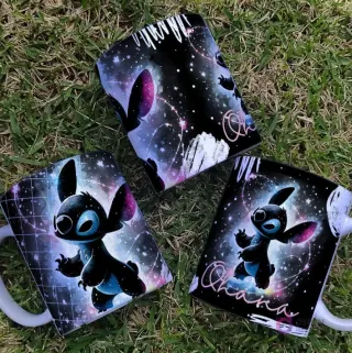 Tazas con diseños de Stitch Black Galaxia, resaltando a Stitch de pie en un patrón de estrellas y fondo morado/azul, ideal para sublimación.