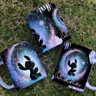 Muestra de tazas con Stitch Black sentado, rodeado de elegantes motivos florales cósmicos en tonos pastel, sobre fondo negro y verde pasto.