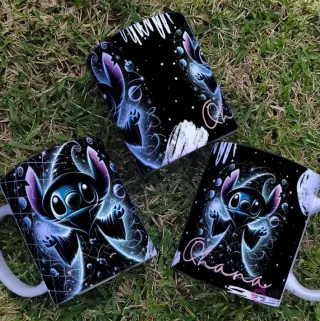 Stitch Black con aura luminosa y energética, rodeado de patrones geométricos y destellos galácticos, exhibido en tazas sobre césped.