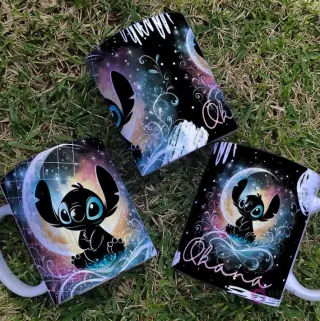 Diseños de tazas mostrando a Stitch Black sentado sobre una luna creciente, con un fondo de galaxia multicolor y "Ohana" escrito.