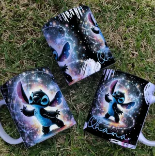 Detalle de diseño de Stitch Black extendiendo los brazos en medio de una dramática espiral galáctica de colores vivos.