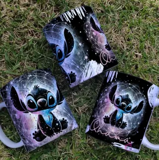 Imágenes de tazas con Stitch Black sentado, inmerso en un patrón intrincado de formas geométricas y polvo estelar cósmico.