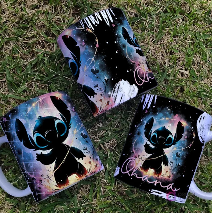 Tazas con un diseño de Stitch Black en pose juguetona, con trazos cósmicos abstractos y acentos luminosos sobre fondo oscuro.