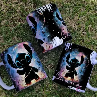 Tazas con un diseño de Stitch Black en pose juguetona, con trazos cósmicos abstractos y acentos luminosos sobre fondo oscuro.