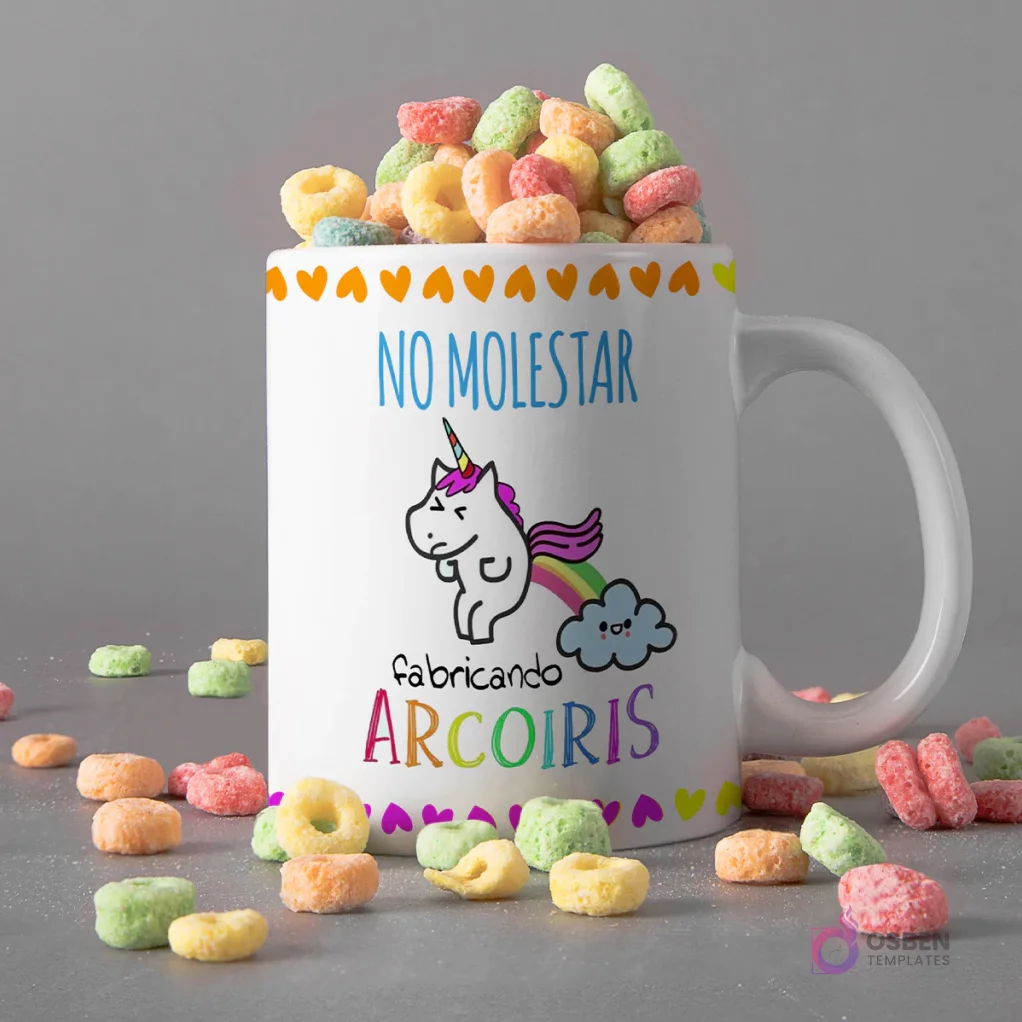 Taza blanca con diseño de unicornio haciendo caca de arcoíris y frase 'NO MOLESTAR fabricando ARCOIRIS', rodeada de cereal Fruity Loops de colores.