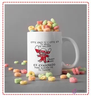 Taza blanca con diseño de Stitch rojo dibujado en estilo infantil, medidor de 'nivel de maldad' y frase humorística, con cereales de colores esparcidos.
