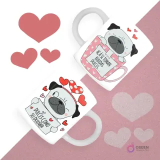 Dos tazas blancas con diseños de pugs adorables y frases dulces 'ACA SE TOMAN BEBIDAS DULCES...' y 'DULCES COMO SU DUEÑ@', sobre un fondo de corazones rosas.