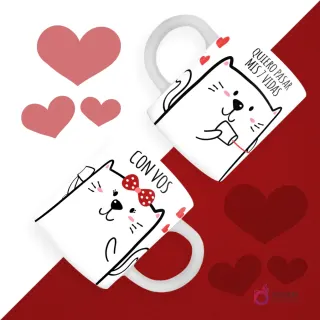 Dos tazas blancas con diseños de gatos tiernos y frases románticas 'QUIERO PASAR MIS 7 VIDAS CON VOS', sobre un fondo de corazones rojos.