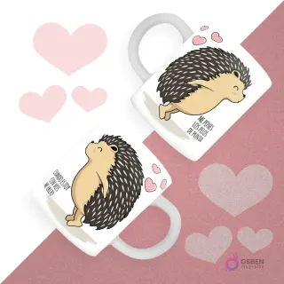 Dos tazas blancas con diseños de erizos cariñosos y frases románticas 'ME PONES LOS PELOS DE PUNTA' y 'CUANDO ESTOY CON VOS ME ERIZO', sobre un fondo de corazones rosas.
