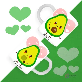 Dos tazas blancas con diseños de aguacates sonrientes y la frase humorística 'ME HACES MUCHA PALTA', sobre un fondo de corazones verdes.
