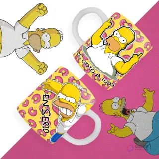 Dos tazas blancas con diseños de Homer Simpson en poses cómicas (con donas, apuntando) y frases 'LOS ODIO A TODOS', 'EN SERIO', con más Homers de fondo.