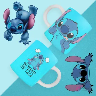 Dos tazas azules vibrantes con efecto glitter, con diseños de Stitch en poses graciosas (enfadado, tímido) y la frase 'NO TOQUES MI TAZA', con otros Stitch de fondo.