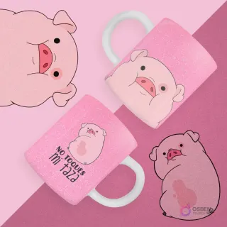 Dos tazas rosas con efecto glitter con diseños del cerdo Pato de Gravity Falls y la frase 'NO TOQUES MI TAZA', con varios Patos de fondo.