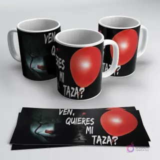 Tres tazas negras con diseño del payaso Pennywise de IT y la frase 'VEN, QUIERES MI TAZA?', acompañadas de una banda de sublimación con el mismo diseño.