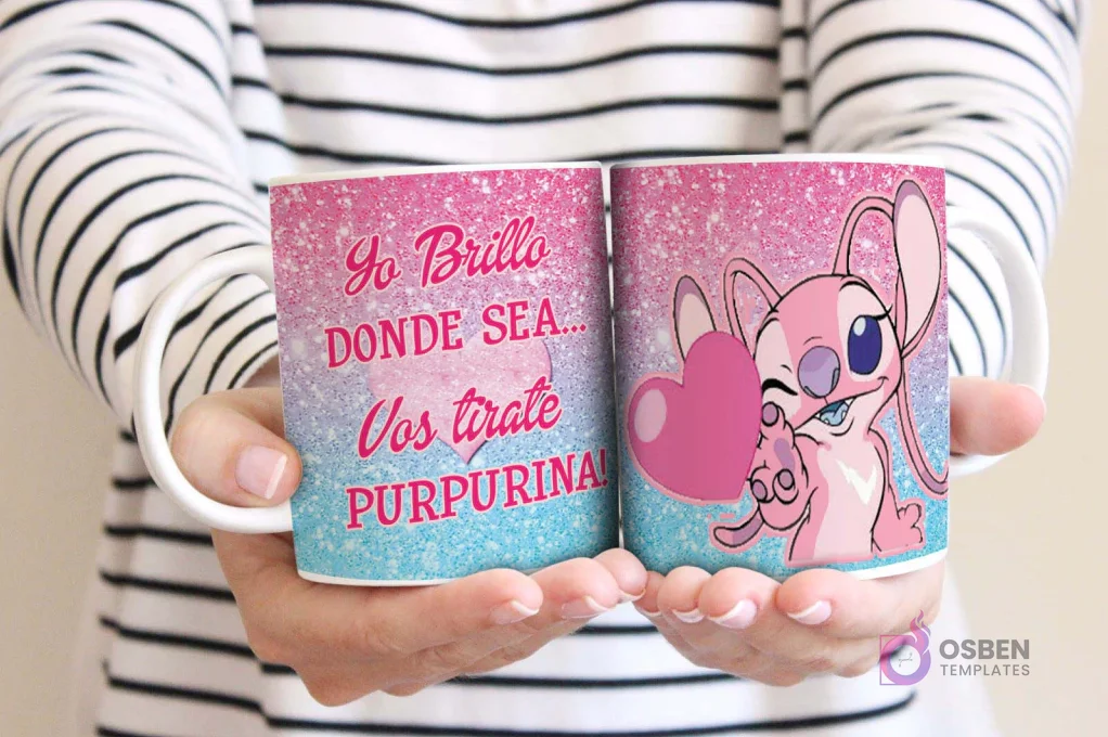 Manos sosteniendo dos tazas con brillo degradado rosa y azul, con diseños de Angel de Lilo & Stitch y la frase 'Yo Brillo DONDE SEA... Vos tírate PURPURINA!'.