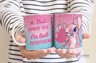 Manos sosteniendo dos tazas con brillo degradado rosa y azul, con diseños de Angel de Lilo & Stitch y la frase 'Yo Brillo DONDE SEA... Vos tírate PURPURINA!'.