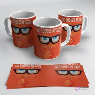 Tres tazas naranjas con efecto glitter y diseño de un personaje de cara enojada con gafas y la frase 'NO TOQUES MI TAZA', junto a una banda de sublimación.