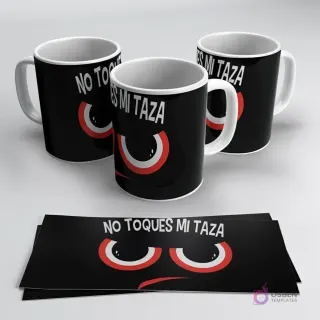 Tres tazas negras con diseño minimalista de ojos rojos enojados y la frase 'NO TOQUES MI TAZA', junto a una banda de sublimación con el mismo diseño.