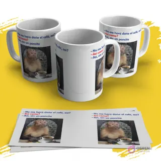 Diseño de tazas con mono tomando café y frase cómica 'No me hará daño el café, ¿así sin pancito?'