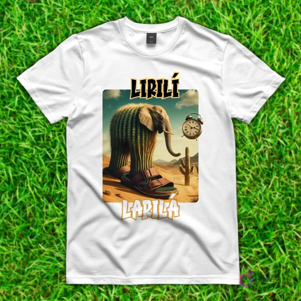 Camiseta blanca con diseño de 'Lirilí Larila', un elefante con cuerpo de cactus y sandalias, junto a un reloj despertador en un desierto.