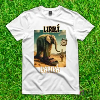 Camiseta blanca con diseño de 'Lirilí Larila', un elefante con cuerpo de cactus y sandalias, junto a un reloj despertador en un desierto.