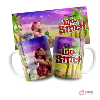 Mockup de taza con Lilo y Stitch bajo cielo estrellado nocturno, plantilla temática tropical Disney
