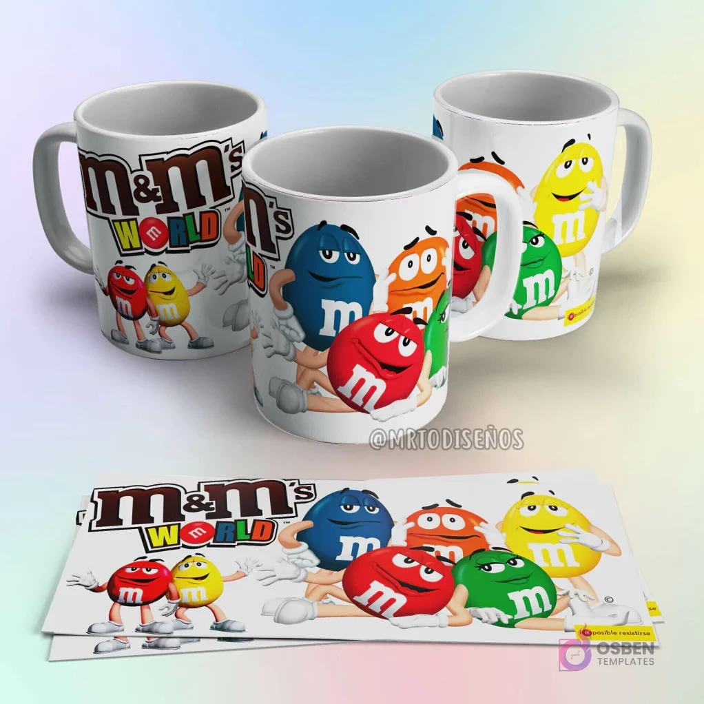 Taza de sublimación M&M's World con personajes de chocolate de colores rojo, azul, verde y amarillo y el logo de la marca