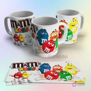 Taza de sublimación M&M's World con personajes de chocolate de colores rojo, azul, verde y amarillo y el logo de la marca