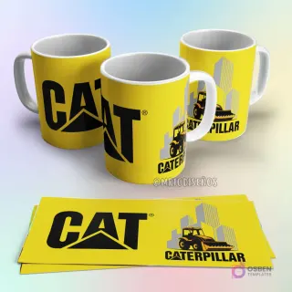 Taza de sublimación Caterpillar amarilla con logo CAT negro y maquinaria de construcción sobre silueta de edificios