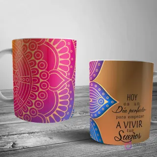 Dos tazas blancas con diseño de mandala vibrante, una con patrón gradiente rosa-púrpura-naranja y la otra con mandala azul-púrpura y la frase 'HOY es un Día perfecto para empezar A VIVIR tus Sueños' en dorado sobre fondo gradiente.