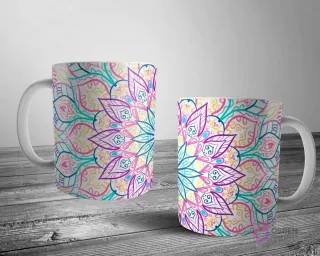 Dos tazas blancas con un delicado diseño de mandala en tonos pastel de rosa, amarillo, azul y morado, sobre un fondo blanco, evocando calma y serenidad.
