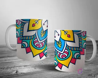 Dos tazas blancas con un diseño de mandala audaz y colorido con pétalos geométricos en amarillo, azul, rojo y teal, sobre un fondo gris claro salpicado.
