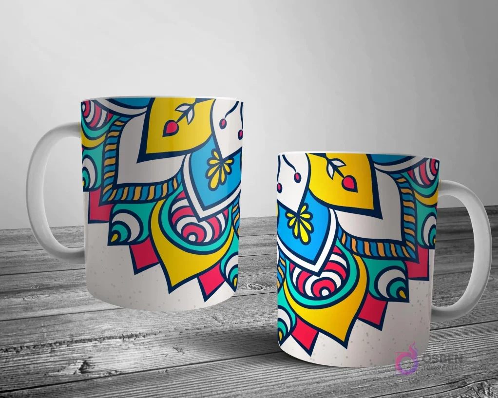 Dos tazas blancas con un diseño de mandala audaz y colorido con pétalos geométricos en amarillo, azul, rojo y teal, sobre un fondo gris claro salpicado.