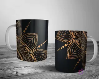 Dos tazas blancas con un lujoso diseño de mandala en oro metálico sobre un fondo negro, ofreciendo un contraste sofisticado y elegante.