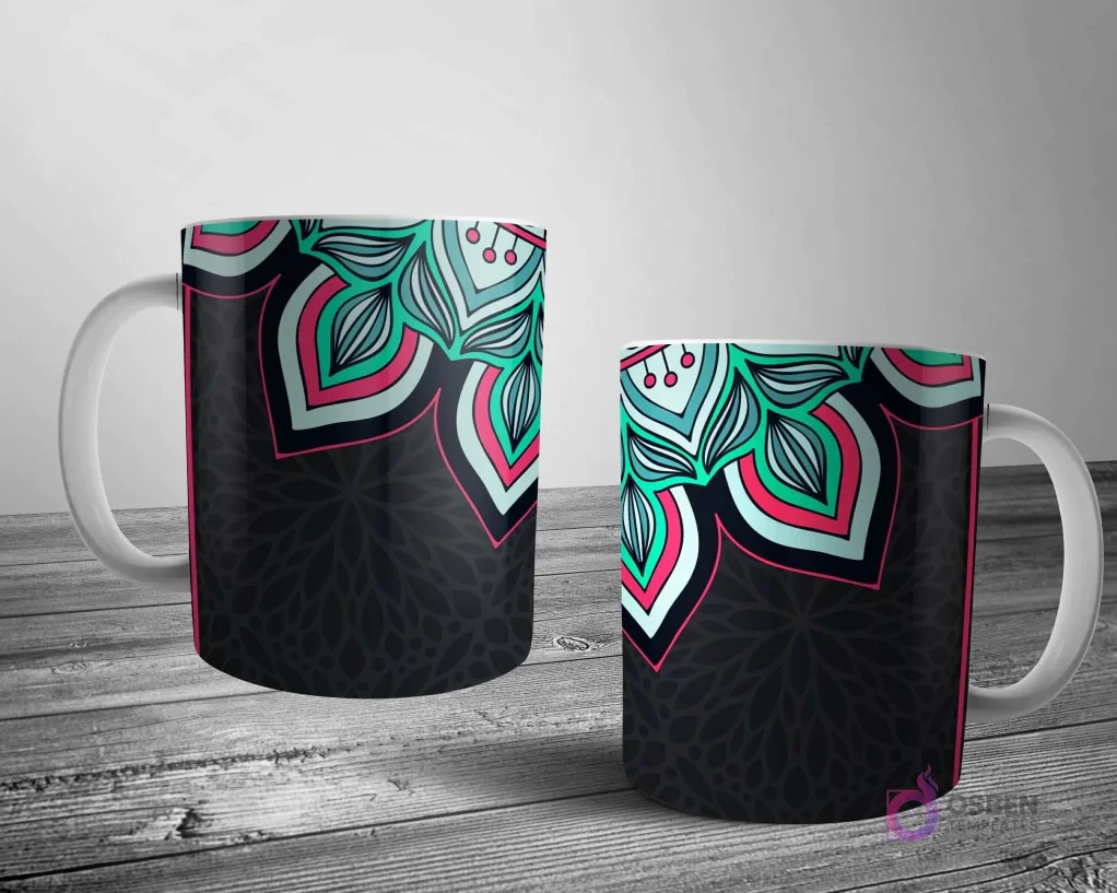Dos tazas blancas con un llamativo diseño de mandala angular en tonos de teal, rosa y azul claro, sobre un fondo gris oscuro con patrones florales sutiles.