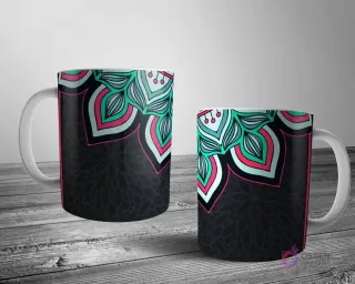 Dos tazas blancas con un llamativo diseño de mandala angular en tonos de teal, rosa y azul claro, sobre un fondo gris oscuro con patrones florales sutiles.