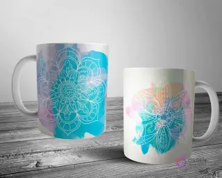 Dos tazas blancas con un diseño de mandala de contorno blanco sobre un fondo de suaves manchas de acuarela azul y morado, creando un efecto etéreo.