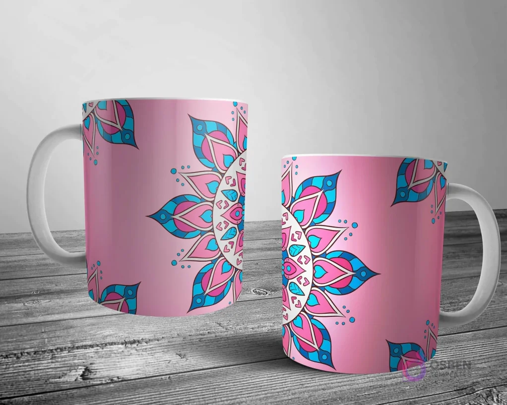 Dos tazas blancas con un delicado diseño de mandala floral estilizado en tonos de rosa y azul claro, sobre un suave fondo degradado rosa.