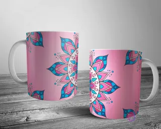 Dos tazas blancas con un delicado diseño de mandala floral estilizado en tonos de rosa y azul claro, sobre un suave fondo degradado rosa.