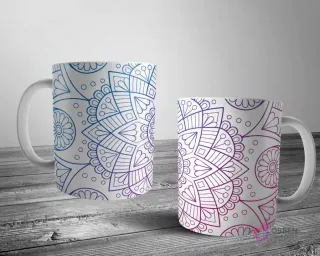 Dos tazas blancas con un diseño de mandala intrincado de contorno en un degradado de azul a morado sobre un fondo blanco puro.
