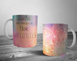 Dos tazas blancas con un diseño de mandala motivacional. Una con la frase 'Sueña SIN MIEDOS Vive SIN LIMITES' y la otra con un mandala de contorno blanco, ambos sobre fondos de acuarela pastel.
