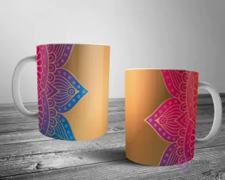 Dos tazas blancas con un audaz fragmento de mandala estilizado en degradado azul y rosa, sobre un cálido fondo degradado dorado-marrón.