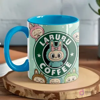 Taza mint green con interior y asa azules, destacando el logo 'LABUBU COFFEE' con un Labubu celeste sonriendo y otros personajes en los bordes.