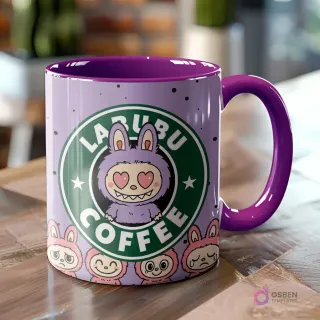 Taza violeta con interior y asa púrpura, exhibiendo el logo 'LABUBU COFFEE' con un Labubu lila con ojos de corazón, rodeado de otros Labubu.