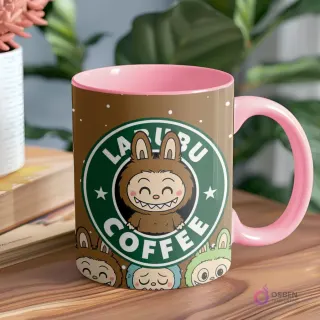 Taza marrón claro con interior y asa rosas, mostrando el logo 'LABUBU COFFEE' con un Labubu café sonriente y otros personajes de fondo.