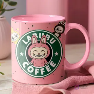 Taza rosa con interior y asa rosa, con el logo 'LABUBU COFFEE' y un Labubu rosa sonriendo, con pequeños puntos negros de fondo.