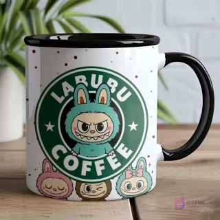 Taza blanca con interior y asa negros, con el logo 'LABUBU COFFEE' y un Labubu celeste enojado, y otros Labubu de colores pastel en la base.