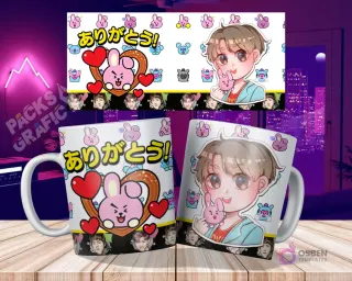Dos tazas blancas sublimadas con diseño de Cooky (BTS) y Jungkook chibi, sobre una mesa de madera con fondo de ciudad nocturna y los diseños planos flotando arriba. El diseño de Cooky incluye el texto japonés 'ありがとう!'.