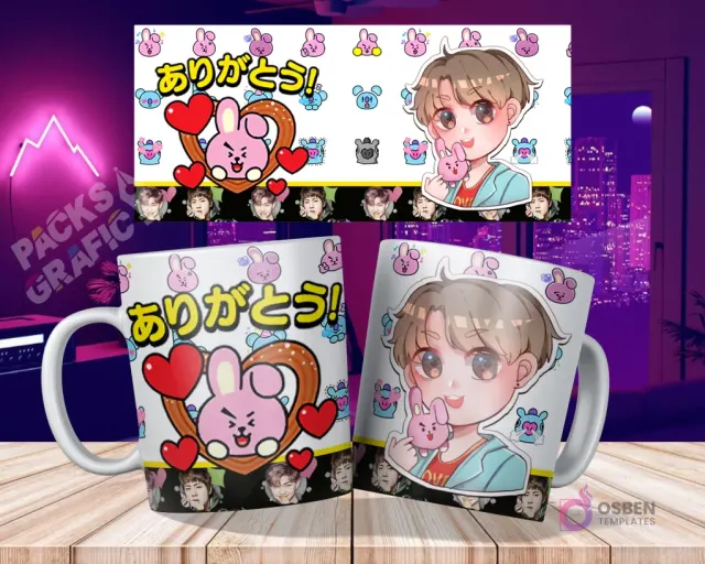 Dos tazas blancas sublimadas con diseño de Cooky (BTS) y Jungkook chibi, sobre una mesa de madera con fondo de ciudad nocturna y los diseños planos flotando arriba. El diseño de Cooky incluye el texto japonés 'ありがとう!'.